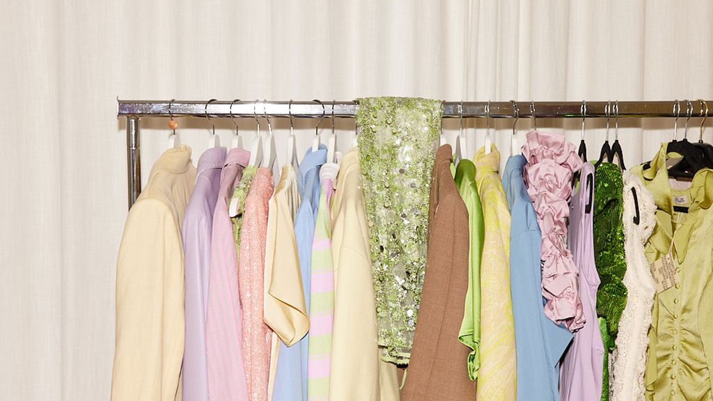 Hanging rack with clothes