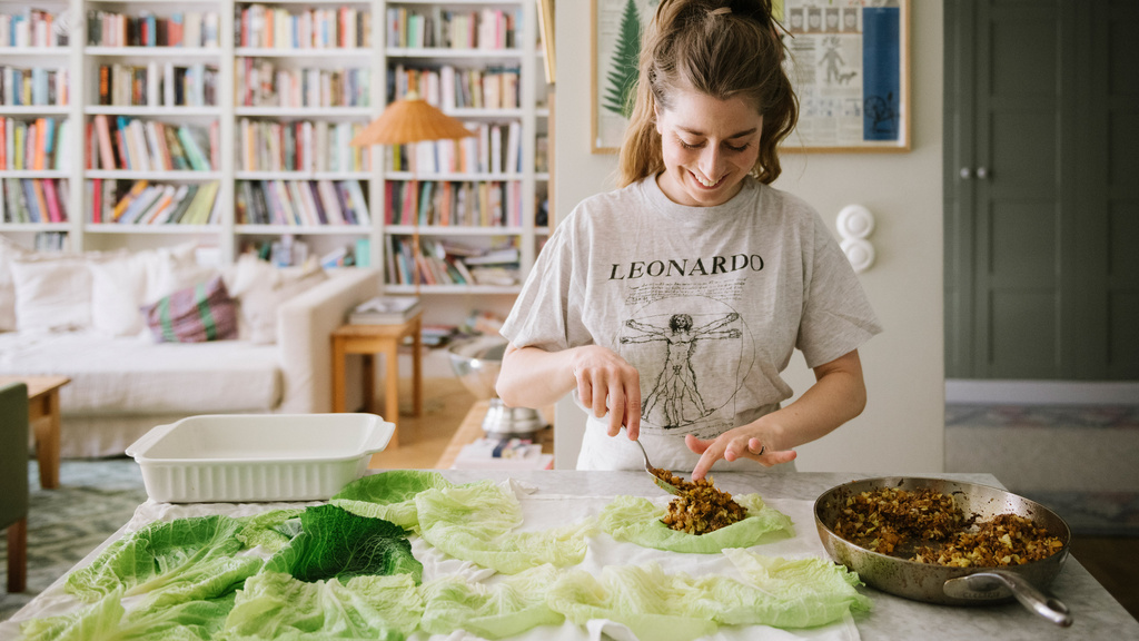 Siri Barje cooking food